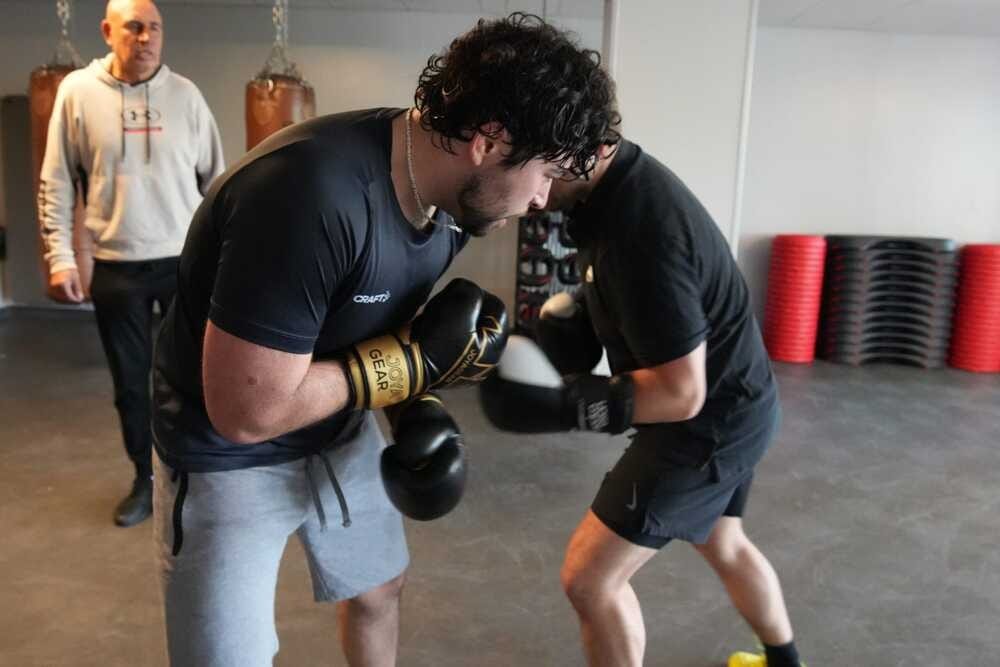 Sparren en boksen onder begeleiding van coach Alex Blanchard